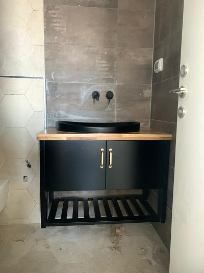 ארון אמבטיה בהתאמה אישית עם כיור