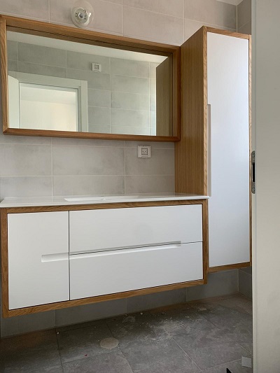 ארון אמבטיה תלוי עם מראה בהתאמה אישית