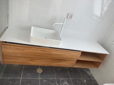 ארון אמבטיה בעיצוב מיוחד עם כיור וברז