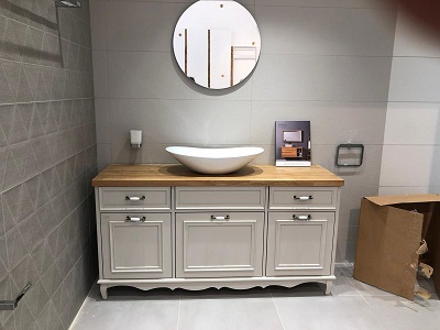 ארון אמבטיה עומד עם כיור מונח בהתאמה אישית