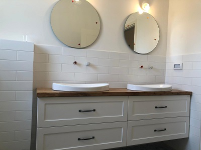 ארון אמבטיה עם 2 כיורים ומראות בעיצוב אישי