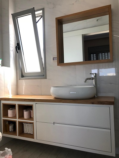 ארון אמבטיה תלוי עם כיור ומראה בהתאמה אישית