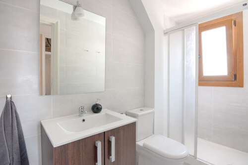 חדר אמבטיה עם ארון אמבטיה קטן